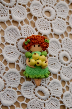 Брошь девочка с яблоками