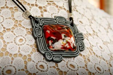 колье-кулон из пластики