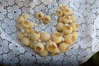 Колье из полых бусин