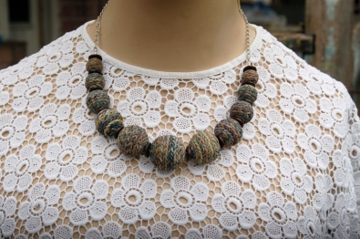 Колье из вязанных бусин