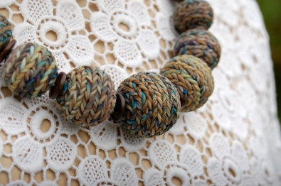 Бусы вязаные