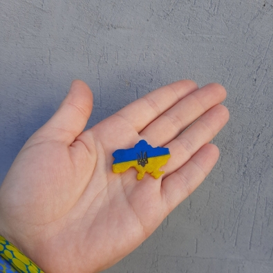 брошка з тризубом