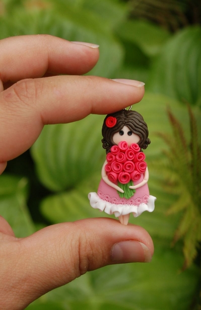 Кулон девочка с розами