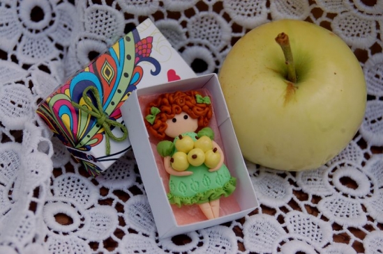 Очаровательная брошь