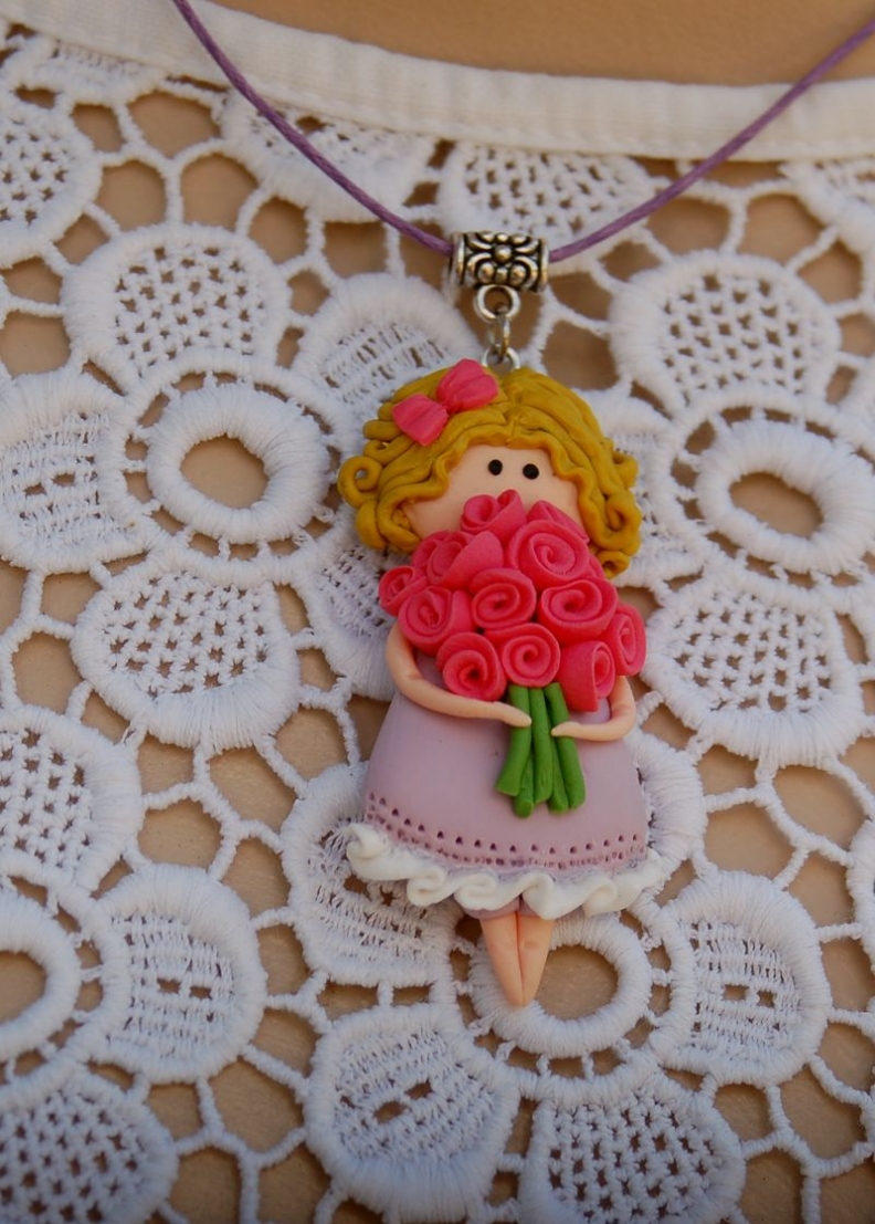 Подвеска девочка с розами